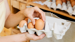 Jak kupić dobre jajka na Wielkanoc? Co oznaczają cyferki i literki na jajkach? Jak sprawdzić, czy jajko jest świeże?