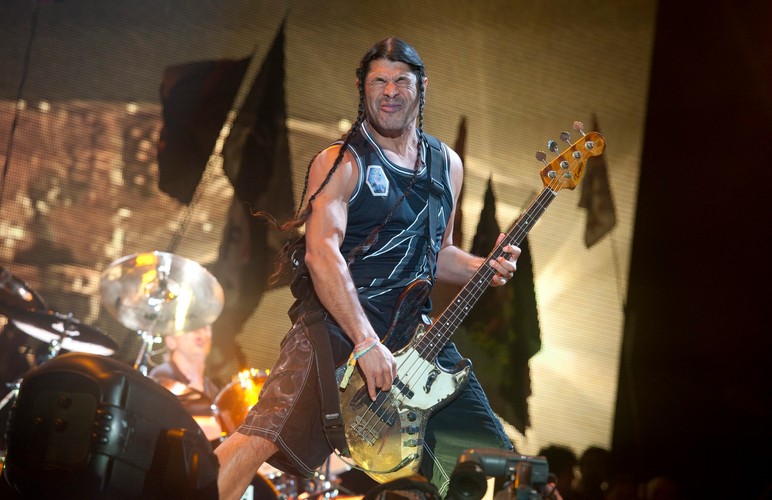 Robert Trujillo podczas koncertu na Glastonbury Festival 2014