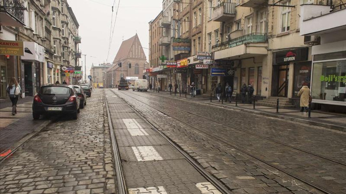 Po malowanych w grudniu pasach drogowych nie ma już śladu. Nie dość, że pieniądze wyrzucono w błoto, to na dodatek, korki drogowe wynikające z malowania jezdni, kierowcy będą musieli ścierpieć dwukrotnie.