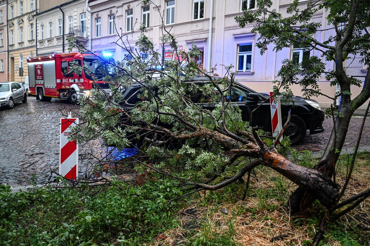 Najczęściej strażacy byli wzywani do wypompowywania wody – 96 razy, a także usuwania wiatrołomów – 62 razy. Uszkodzeniu uległo pięć dachów domów. Na poprawę pogody nie mamy dziś, co liczyć