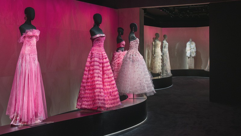 Giorgio Armani oslavuje 20 rokov Haute Couture výstavou.