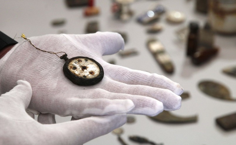 Część spośród przedmiotów należących do ofiar Auschwitz, które po 50 latach od odnalezienia obok krematorium III trafiły teraz do Muzeum Auschwitz, zostanie zaprezentowane w lipcu w kilku miastach Polski – poinformował dyrektor Muzeum Piotr Cywiński. „Ze względu na rangę wydarzenia chcemy w pierwszej połowie lipca, jeszcze przed Światowymi Dniami Młodzieży, przynajmniej w kilku miastach Polski, zrobić krótkie wystawy prezentujące część przedmiotów, a także film dokumentalny Andrzeja Brzozowskiego 'Archeologia', który został zrealizowany podczas prac archeologicznych w 1967 r. Wówczas przedmioty wydobyto z ziemi” – wyjaśniał Cywiński.