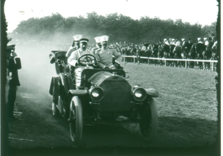 Banjica: Prestolonaslednik Aleksnadar 1911. na konjičkim trkama