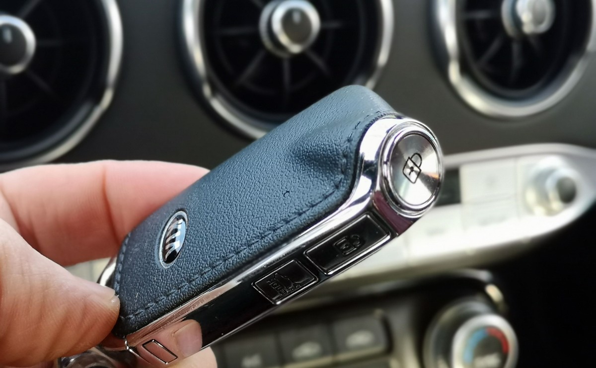 Kia Stinger - taki samochód stracił Maciej Dowbor