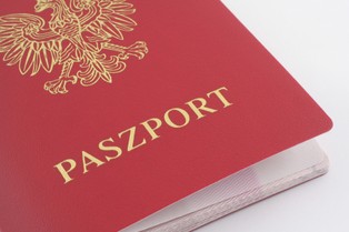 Imigranci korzystają z polskich dokumentów? Ginie rekordowa liczba paszportów