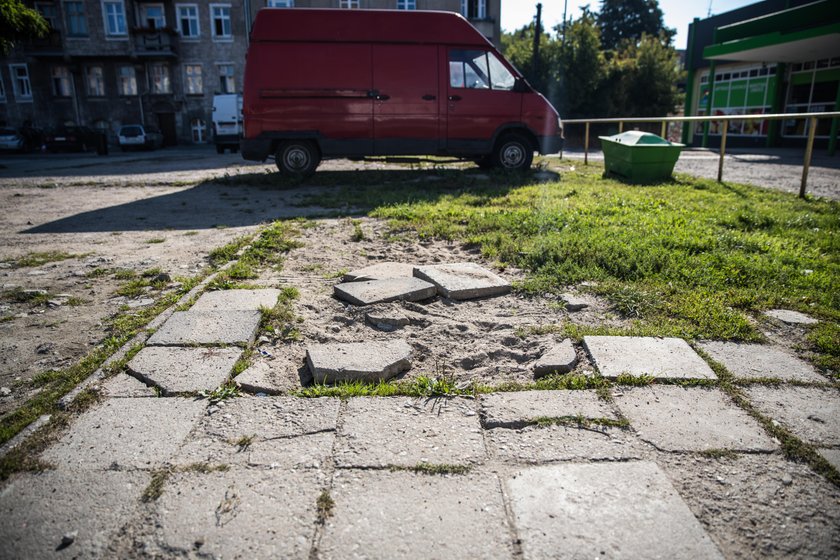 Powstanie mapa dziur na łazarskich chodnikach i jezdniach