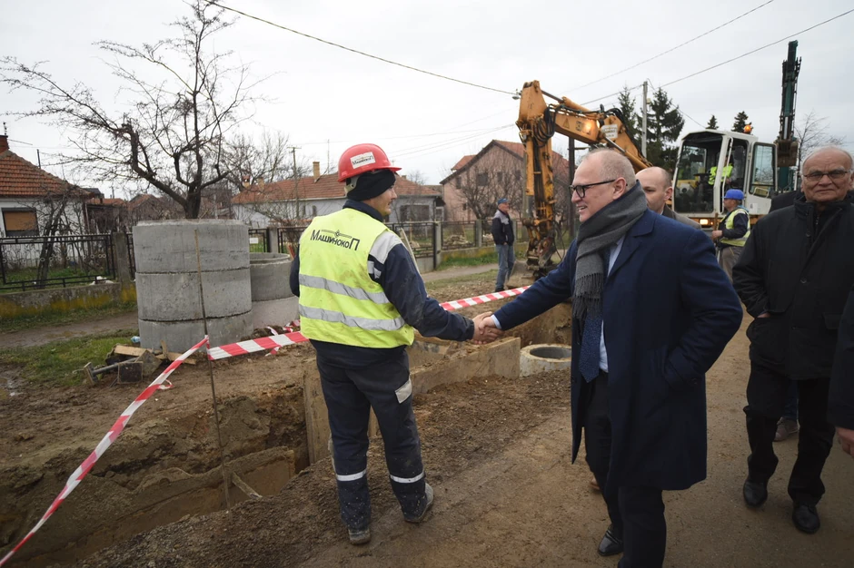 Goran Vesić pozdravlja radnika