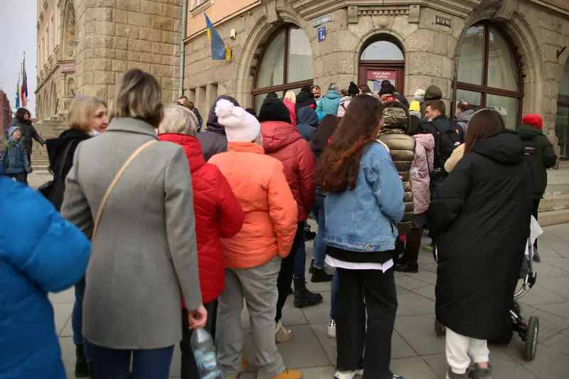 Ukraińcy w kolejkach do urzędu