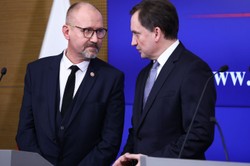 Był świadkiem na ślubie Ziobry. Dostał od resortu sprawiedliwości setki tysięcy złotych