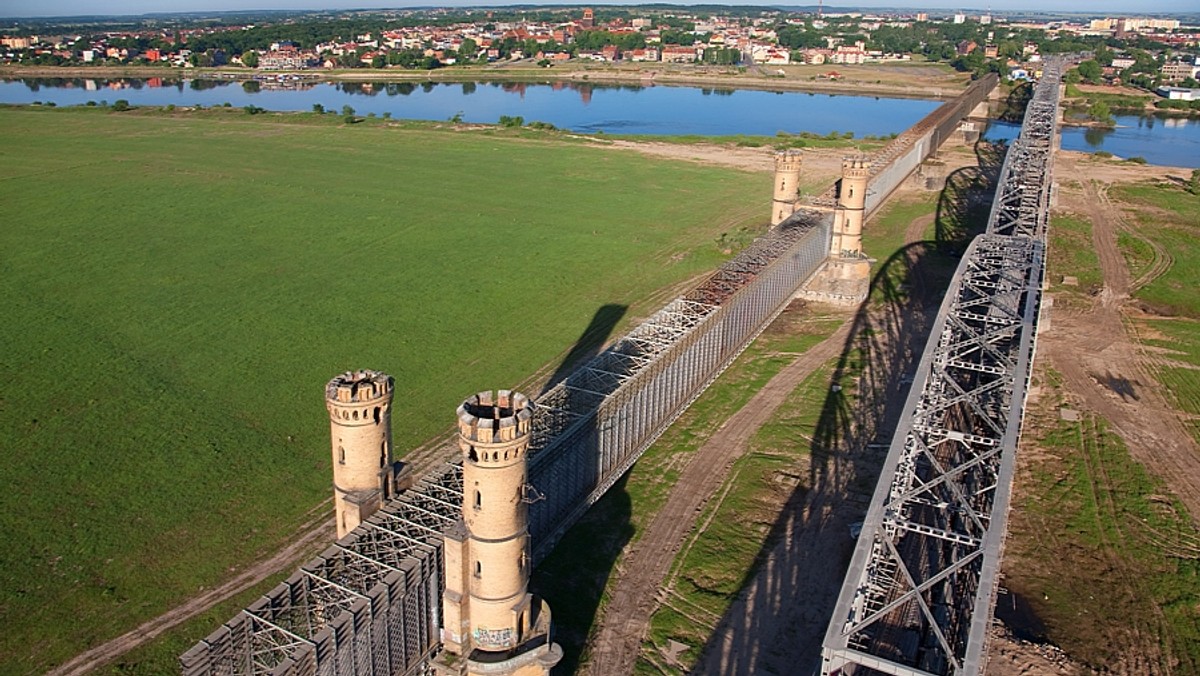 Po raz kolejny został zamknięty zarówno dla ruchu kołowego jak i pieszego zabytkowy most na Wiśle w Tczewie. Powód? Ogromna dziura w jezdni - na wylot - można przez nią oglądać łąki.