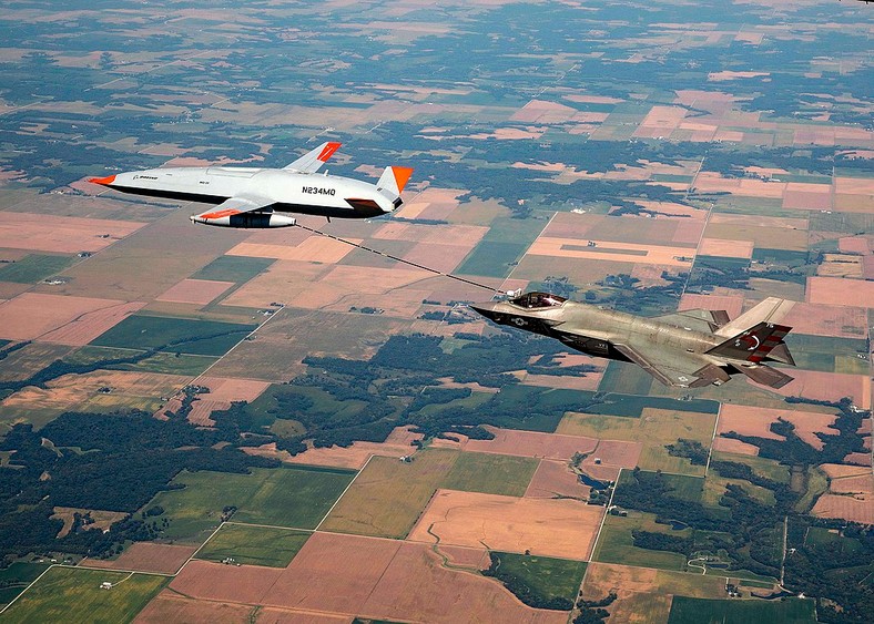 Bezzałogowy tankowiec powietrzny MQ-25 Stingray w czasie podawania paliwa samolotowi F-35C.