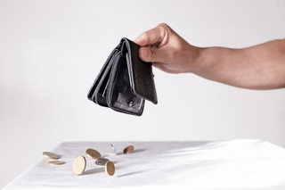 Pomoc społeczna w Polsce jest pełna absurdów: Skrajnie ubodzy zbyt bogaci na zasiłki i miliony, które nie eliminują biedy