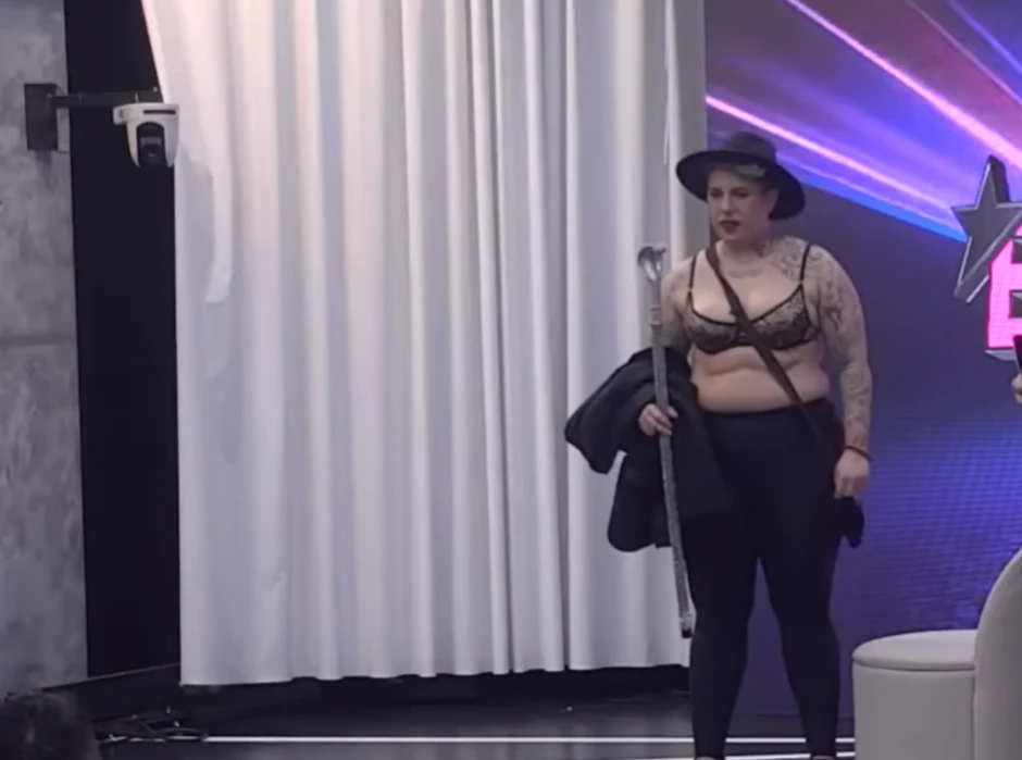 Matora u čipkanom brusu i uskim helankama, nikada je nismo videli u ovom izdanju