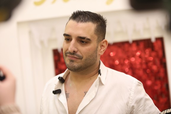 "DARKO LAZIĆ JE JEDINI IMAO OVLAŠĆENJE ZA MENE" Pevačica počela da nastupa kao maloletna, roditelji njenom kolegi dali saglasnost da putuju u inostranstvo