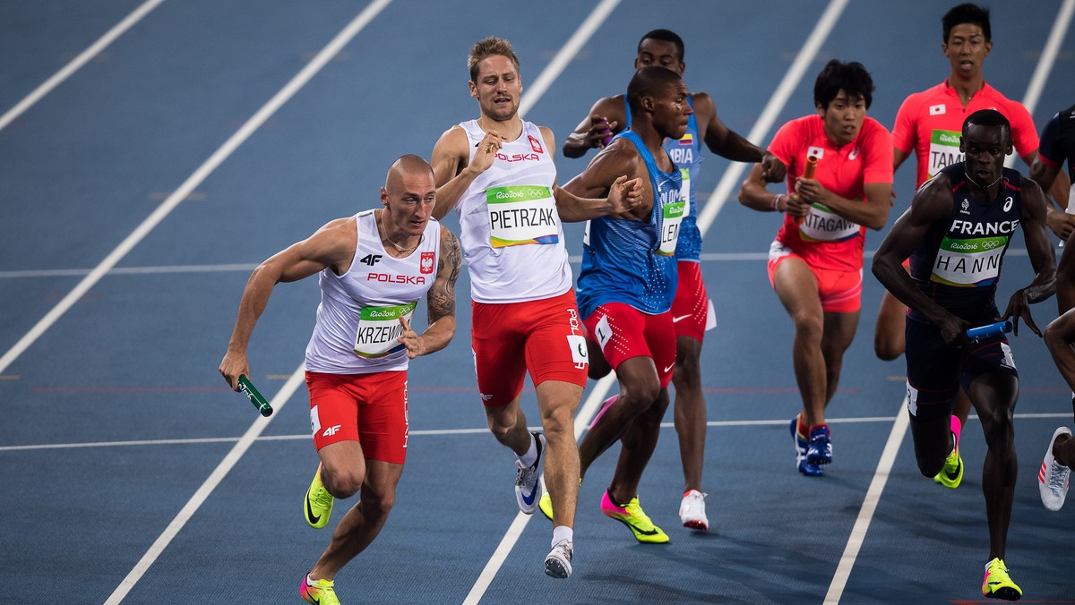 Męska sztafeta 4x400 metrów po obiecujących eliminacjach, nie pobiegła już aż tak dobrze w finale igrzysk olimpijskich w Rio de Janeiro. Łukasz Krawczuk, Michał Pietrzak, Jakub Krzewina i Rafał Omelko zajęli siódme miejsce w czasie 3.00,50.