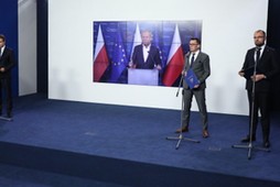 Rzecznik PiS Rafał Bochenek, poseł PiS Marek Ast i prezes Rządowego Centrum Legislacji Krzysztof Szczucki na konferencji prasowej nt. ustawy o państwowej komisji ds. badania wpływów rosyjskich