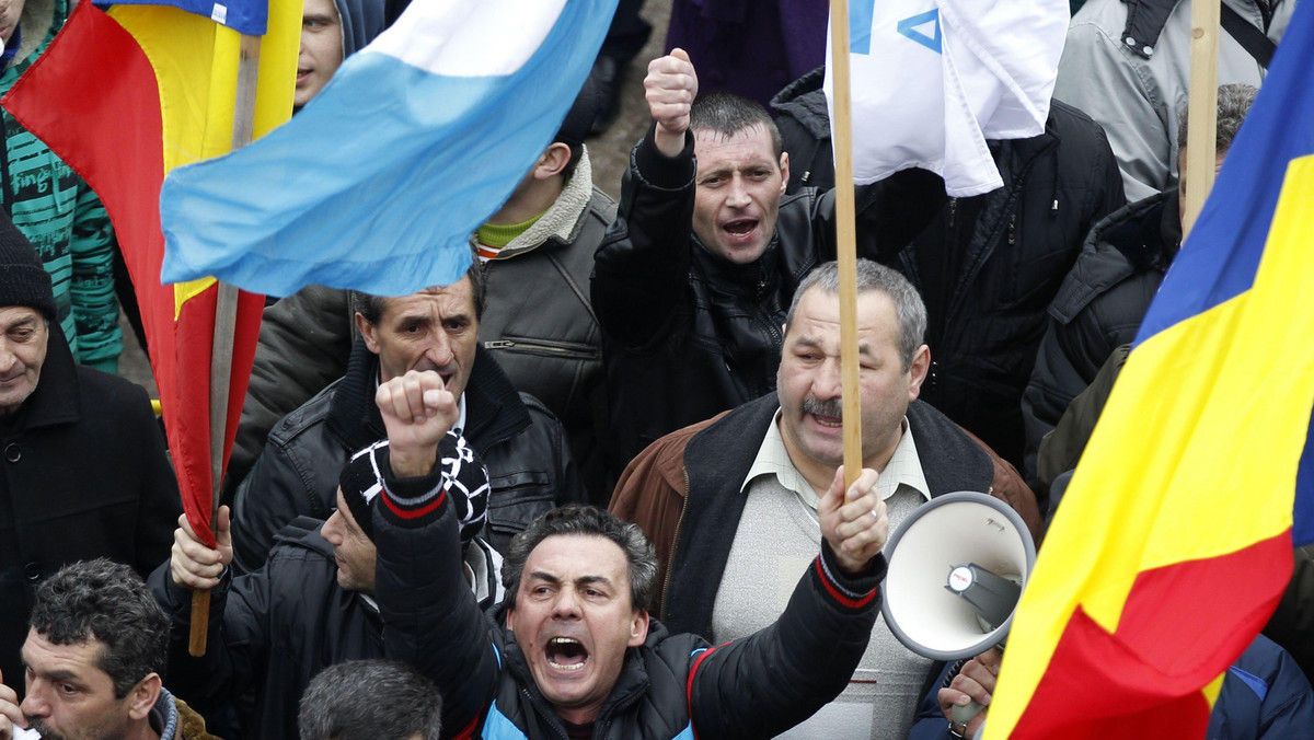 Około 10 tysięcy osób demonstrowało w środę w Rumunii na apel związku zawodowego pracowników zakładów motoryzacyjnych Dacia/Renault, domagając się budowy autostrady, która ułatwi eksport samochodów.
