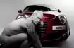 Alfa Romeo Mito w towarzystwie nagich ludzi