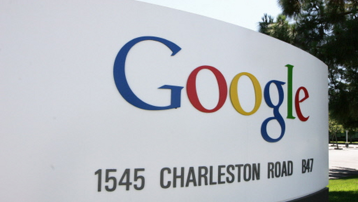 Google naruszył brytyjskie przepisy o ochronie danych, kiedy zbierając zdjęcia do serwisu Street View zapisywał jednocześnie informacje z prywatnych sieci bezprzewodowych - oświadczył brytyjski komisarz ds. ochrony informacji Christopher Graham.