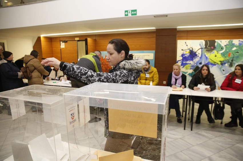 Građani Srbije izlaze na glasanje