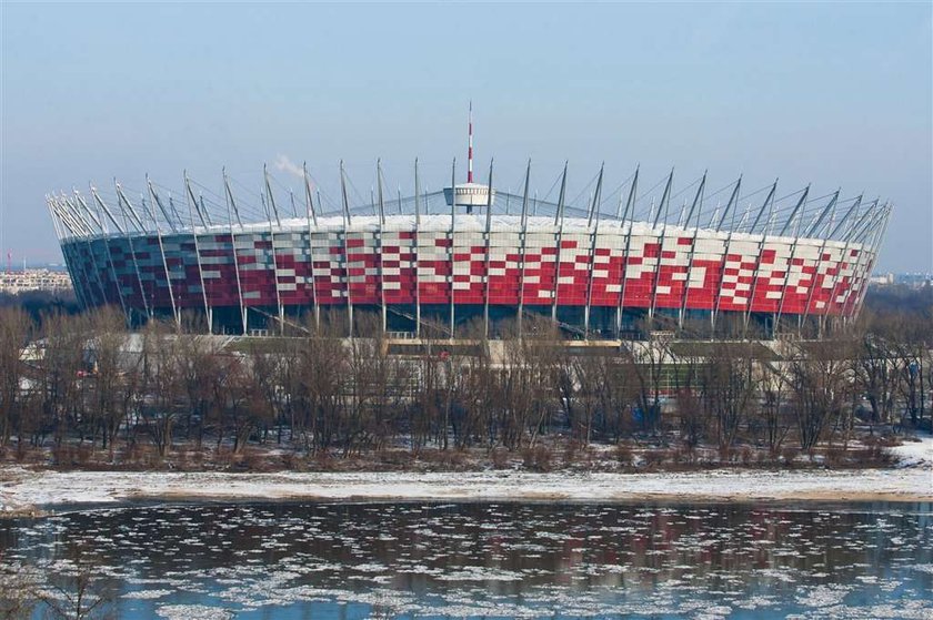 Układają murawę na Narodowym