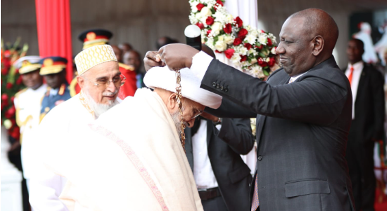 His Holiness Syedna Mufaddal Saifuddin receiving the Order of the Golden Heart from President William Ruto