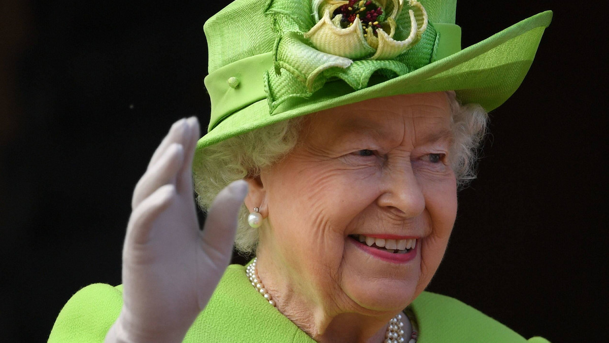 Gest królowej Elżbiety II zaskoczył nie tylko służbę. Złamała protokół