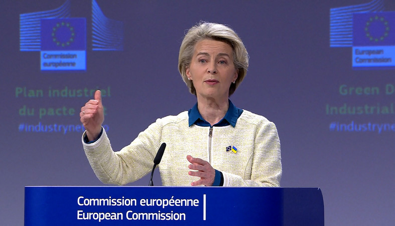Przewodnicząca Komisji Europejskiej Ursula von der Leyen prowadzi w Brukseli konferencję prasową na temat Zielonego Ładu, 2023 r.