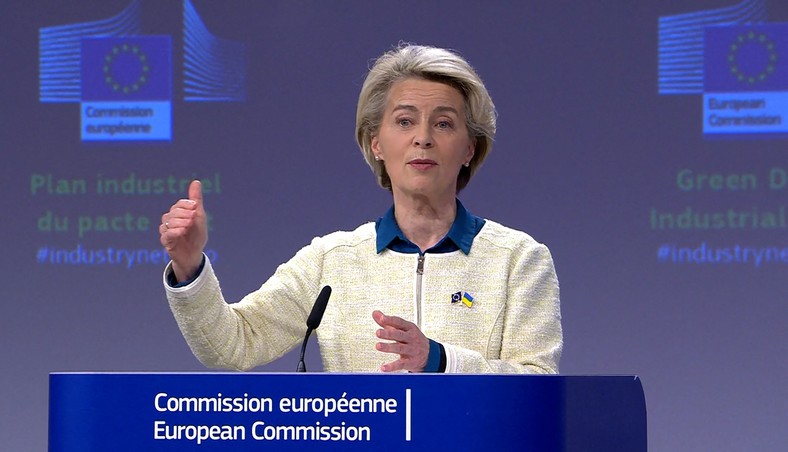 Przewodnicząca Komisji Europejskiej Ursula von der Leyen prowadzi w Brukseli konferencję prasową na temat Zielonego Ładu, 2023 r.