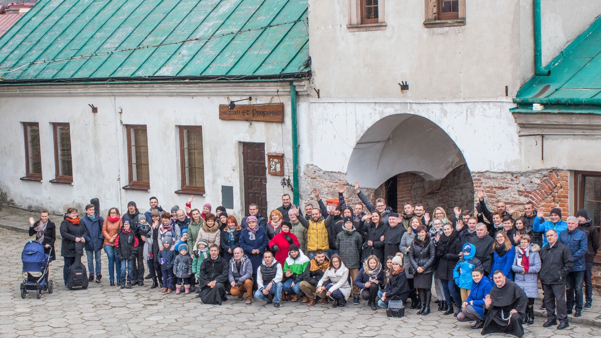 W Chęcinach, za klasztornymi murami dziś dzieją się cuda, ale jeszcze kilkadziesiąt lat temu była tam m.in. restauracja. Tam też ówcześni celebryci i notable spędzali upojne noce w zaciszu podkieleckiej miejscowości. O wizytach zespołu w profanowanym wówczas klasztorze opowiedział Jan Budziaszek – perkusista Skaldów, ambasador kampanii "Cuda pod dachem".