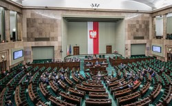 Ile zarabia poseł? Wysokość uposażenia, diety i dodatków