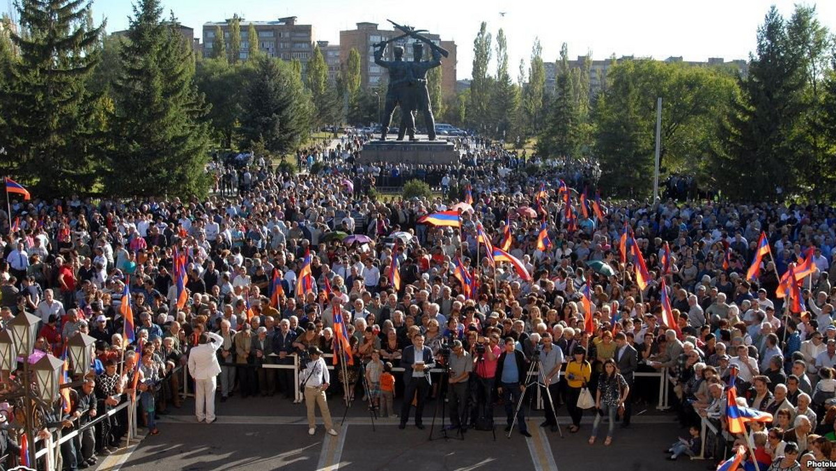 Jeżeli Erewań nie wprowadzi środków zaradczych, protesty społeczne mogą przerodzić się w Armeński Majdan. Czy UE będzie miała do zaoferowania Armenii więcej, niż Ukrainie, by wykorzystać napięcie polityczne do korzystnych przemian? Co zrobi Rosja?