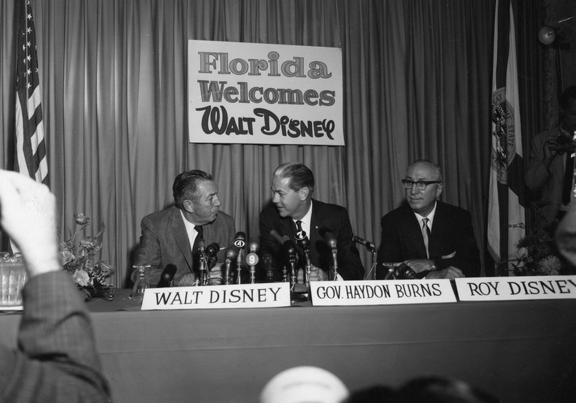 Walt Disney z bratem Royem na konferencji prasowej
