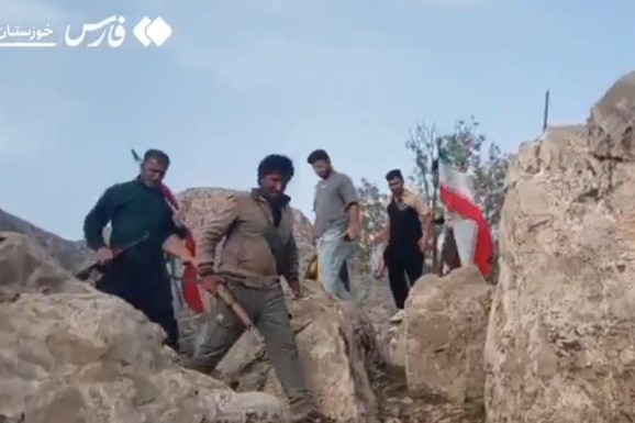 (VIDEO) "NE BRINITE, PRONAĆI ĆEMO GA!" Osvanuo dramatičan snimak iz Irana: Pleme naoružano do zuba krenulo u LOV na Trampovog pilota