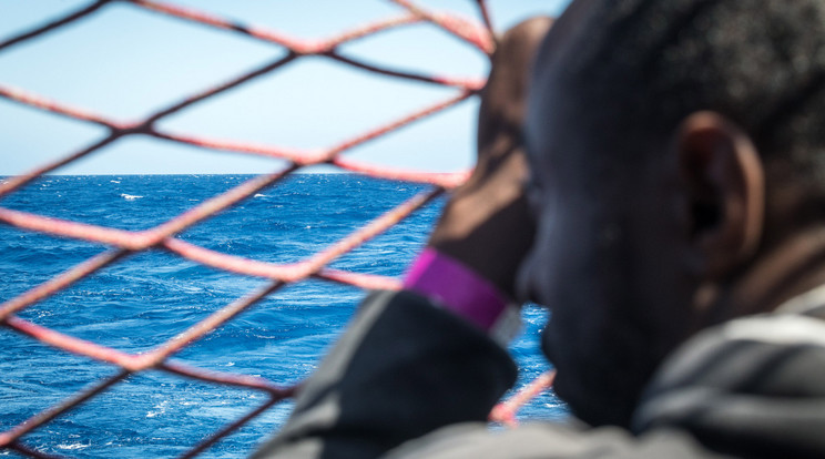 Két beteget partra szállítottak a Sea-Watch 3 hajóról, amely továbbra sem köthet ki. / Fotó: Northfoto