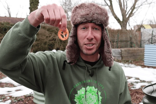 Zasadio je KOLUT PARADAJZA IZ HAMBURGERA i ostao zaprepašćen kad je video ŠTA JE IZRASLO: "Ovo NIKAD NISAM VIDEO"