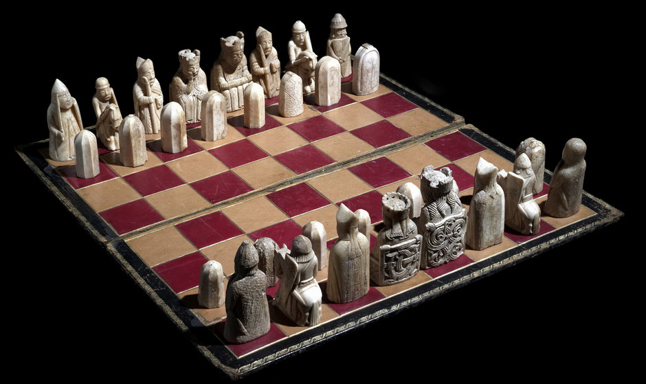 Najsłynniejszy kompletu szachów z XII w. z wyspy Lewis w Szkocji. Odnalezione w 1831 r. - wykonane z kłów morsa i kręgów wielorybich