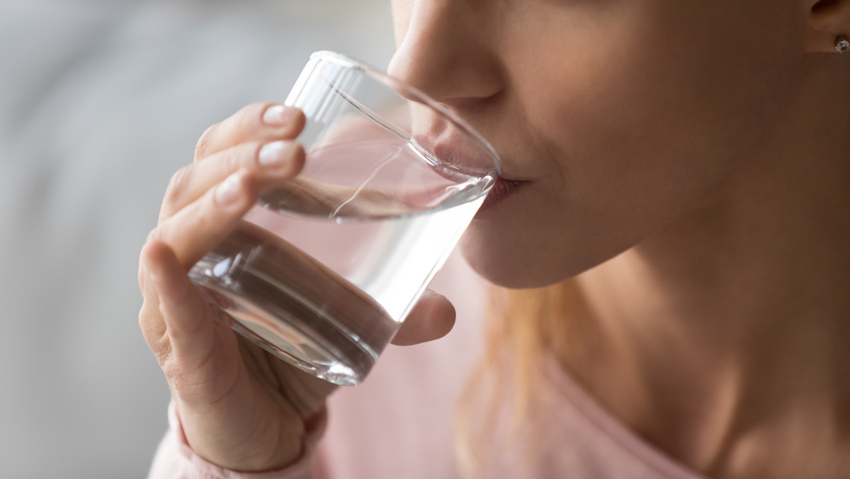 Pijesz wodę tuż przed snem? Ten nawyk może mieć zły wpływ na zdrowie