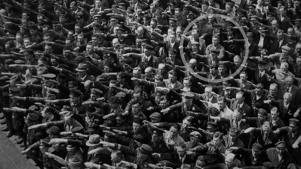 August Landmesser jest bohaterem słynnego zdjęcia z 1936 roku. Jako jedyna osoba uwieczniona na fotografii bowiem nie wykonuje salutu "Sieg Heil", czyli wyrazu oddania czci Adolfowi Hitlerowi. Dlaczego tak się zachował?