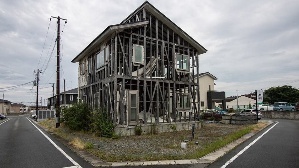 Zarządzanie kryzysowe w Fukushimie jest na żałosnym poziomie. Koncern TEPCO, który prowadził elektrownię, a teraz ma ją naprawić, przez swoją bezradność powoduje jeden kryzys za drugim. Zachodni eksperci coraz bardziej obawiają się kolejnej potężnej katastrofy. Oczekują, że rząd wezwie specjalistów z zagranicy ­– to jednak byłoby bardzo niejapońskie. W tym kraju zawsze obowiązywała zasada: Japonia nie potrzebuje pomocy, a już na pewno nie z zagranicy.