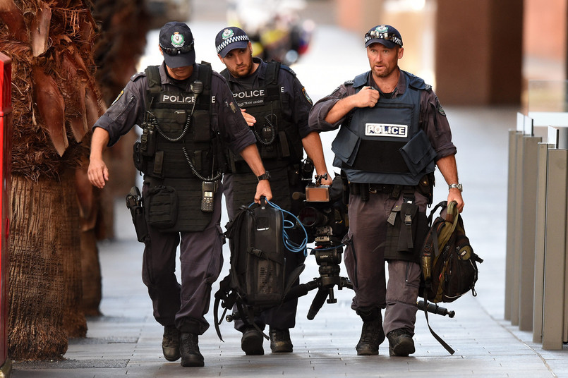 Policjanci z jednostki antyterrorystycznej niedaleko kawiarni, w której terrorysta przetrzymuje zakładników