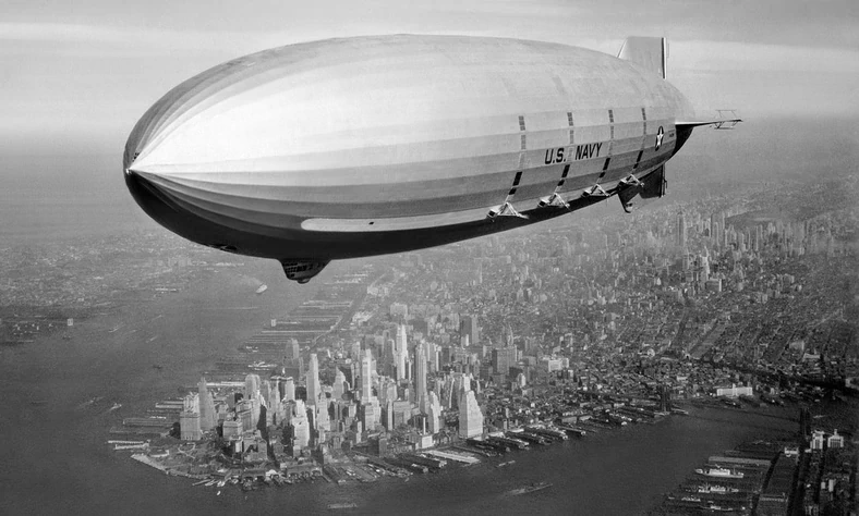 USS Macon - amerykański sterowiec nad Nowym Jorkiem w 1933 r.