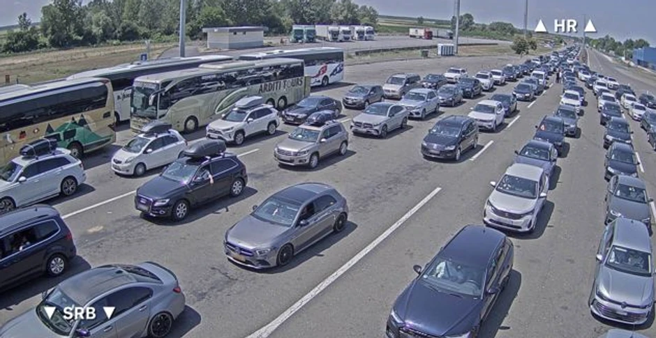 Kolona duga 10 kilometara na Bajakovu