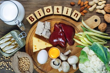 A biotin egy olyan vitamin, amelyre a szervezetnek szüksége van a cukor és a zsírok feldolgozásához.