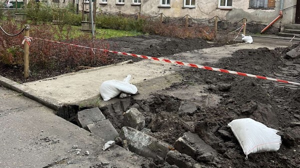 Przywracanie zieleni przestrzeniom międzyblokowym, skwerom to też odpowiedź na zmiany klimatu i konieczność wprowadzania do przestrzeni miejskiej roślin, które zatrzymują wilgoć i obniżają temperaturę.