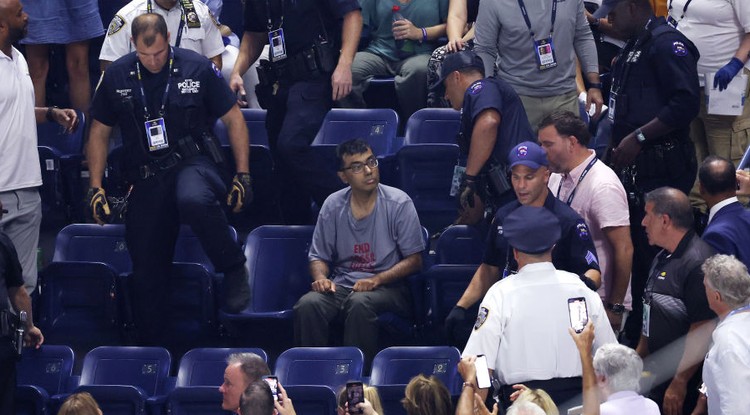 Meztelen talpát ragasztotta a talajhoz a US Open elődöntőjében egy aktivista a nézőtéren