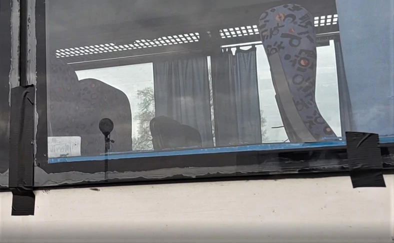 Szyby autobusu szkolnego przyklejone taśmą