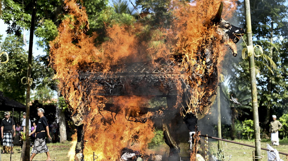 Płonący sarkofag podczas kremacji