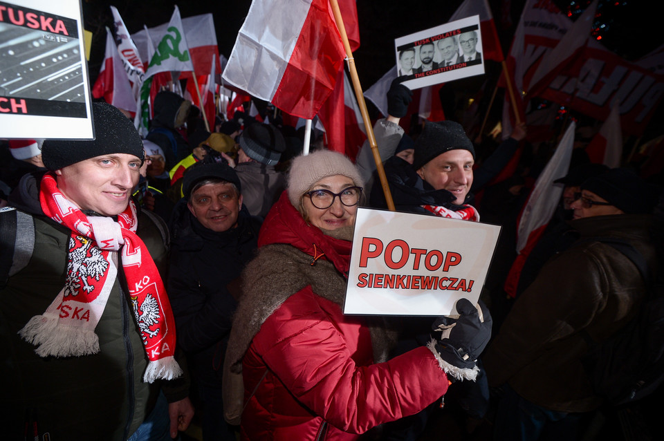 Organizowana przez Prawo i Sprawiedliwość manifestacja "Protest Wolnych Polaków" w Warszawie