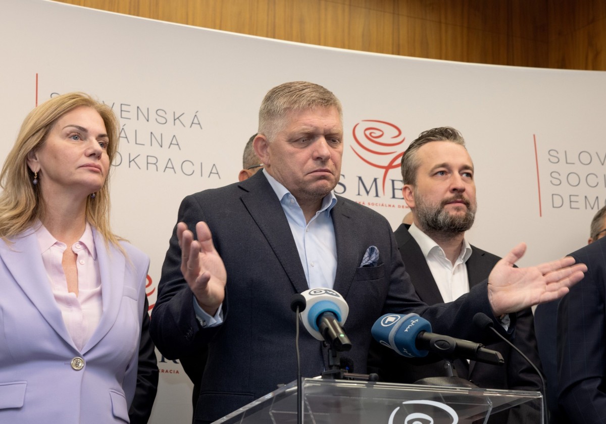 Robert Fico, leader of Smer-Social Democracy party, center, speaks at a news conference after winning the election in Bratislava, Slovakia, on Sunday, Oct. 1, 2023. Fico is on track to return to the eastern EU nation’s premiership after Saturday’s vote, adding to the tide of nationalist and populist forces in Europe. Photographer: Michaela Nagyidaiova/Bloomberg
